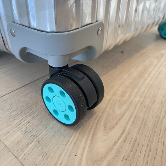 Authentic Like New Rimowa x Tiffany & Co. Rock Cut Cabin Silver Rolling Suitcase - Picture 8 of 16